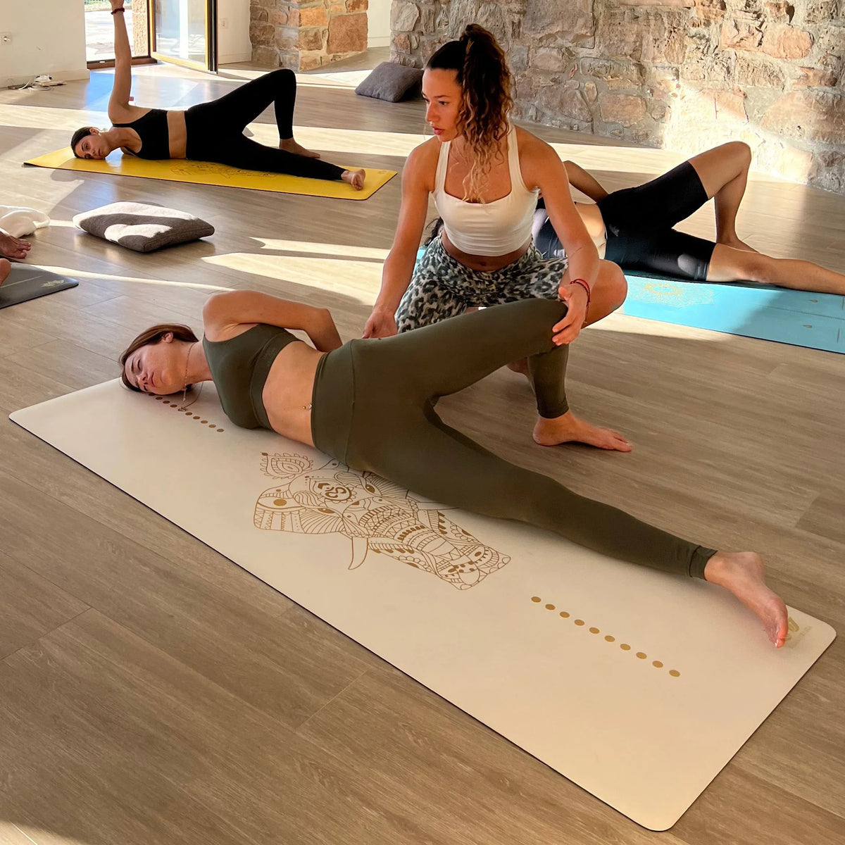 clase de yoga sobre esterilla de yoga antideslizante premium diseño elefante