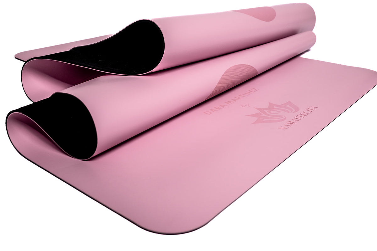 detalle del diseño de la esterilla de yoga antideslizante premium dara rosa con grabado láser