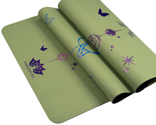 detalle del diseño de la esterilla de yoga antideslizante premium mi universo oliva con tinta de color