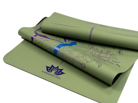 esterilla de yoga antideslizante premium diseño vida en tecnicolor mariposa oliva con tinta de color plegada