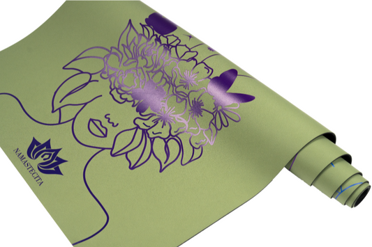 detalle del diseño de la esterilla de yoga antideslizante premium cabeza llena de sueños oliva con tinta de color