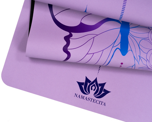 detalle del diseño de la esterilla de yoga antideslizante premium vida en tecnicolor mariposa lavanda con tinta de color