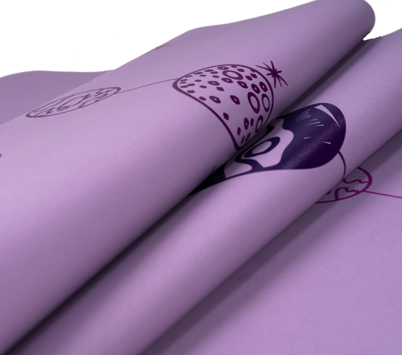 detalle del diseño de la esterilla de yoga antideslizante premium mi universo lavanda con tinta de color