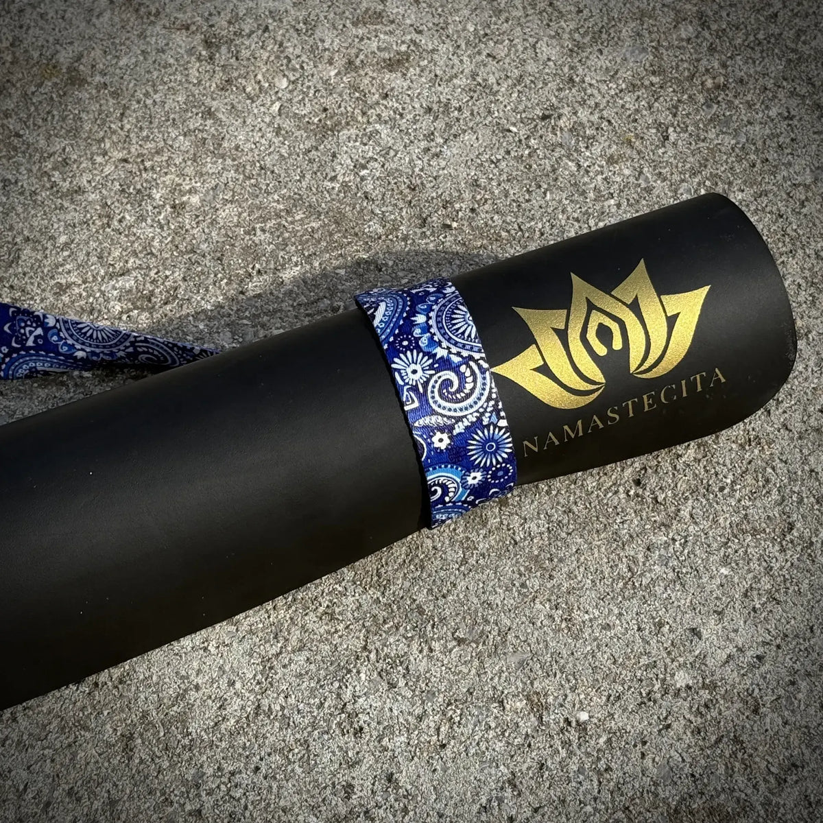 esterilla de yoga de viaje cerrada antideslizante premium diseño vida en tecnicolor mariposa negro con tinta dorada