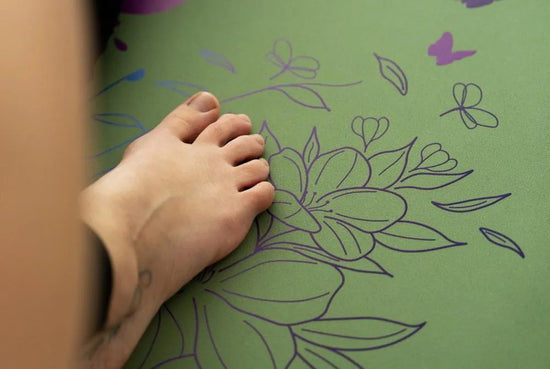 detalle del diseño de la esterilla de yoga antideslizante premium vida en tecnicolor mariposa oliva con tinta de color