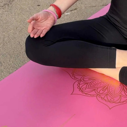 mat de yoga antideslizante premium fucsia tinta dorada en uso durante una práctica