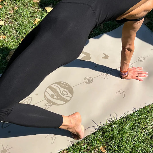 postura asana sobre mat de yoga namastecita profesional