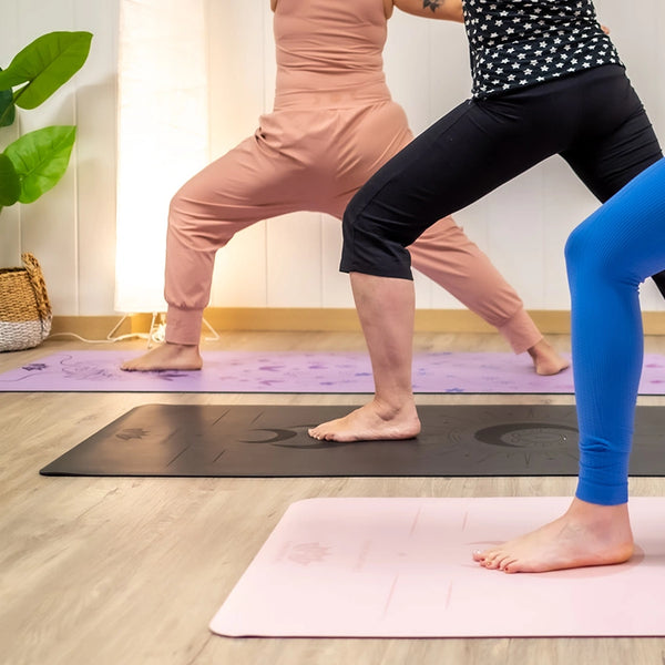 postura asana sobre esterilla yoga en estudio