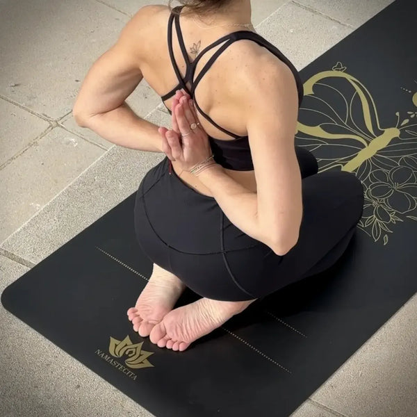práctica de yoga sobre esterilla de yoga de viaje antideslizante Namastecita vida en tecnicolor mariposa negro con tinta dorada