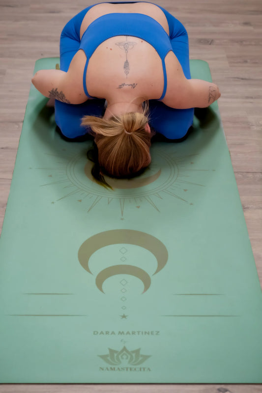 esterilla de yoga antideslizante premium diseño dara turquesa con grabado láser extendida en estudio