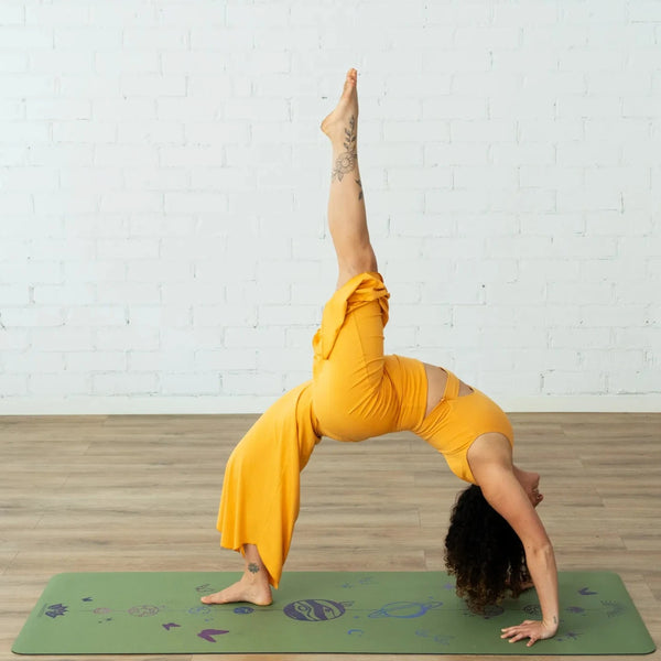 esterilla de yoga antideslizante premium diseño mi universo oliva con tinta de color en uso durante una práctica