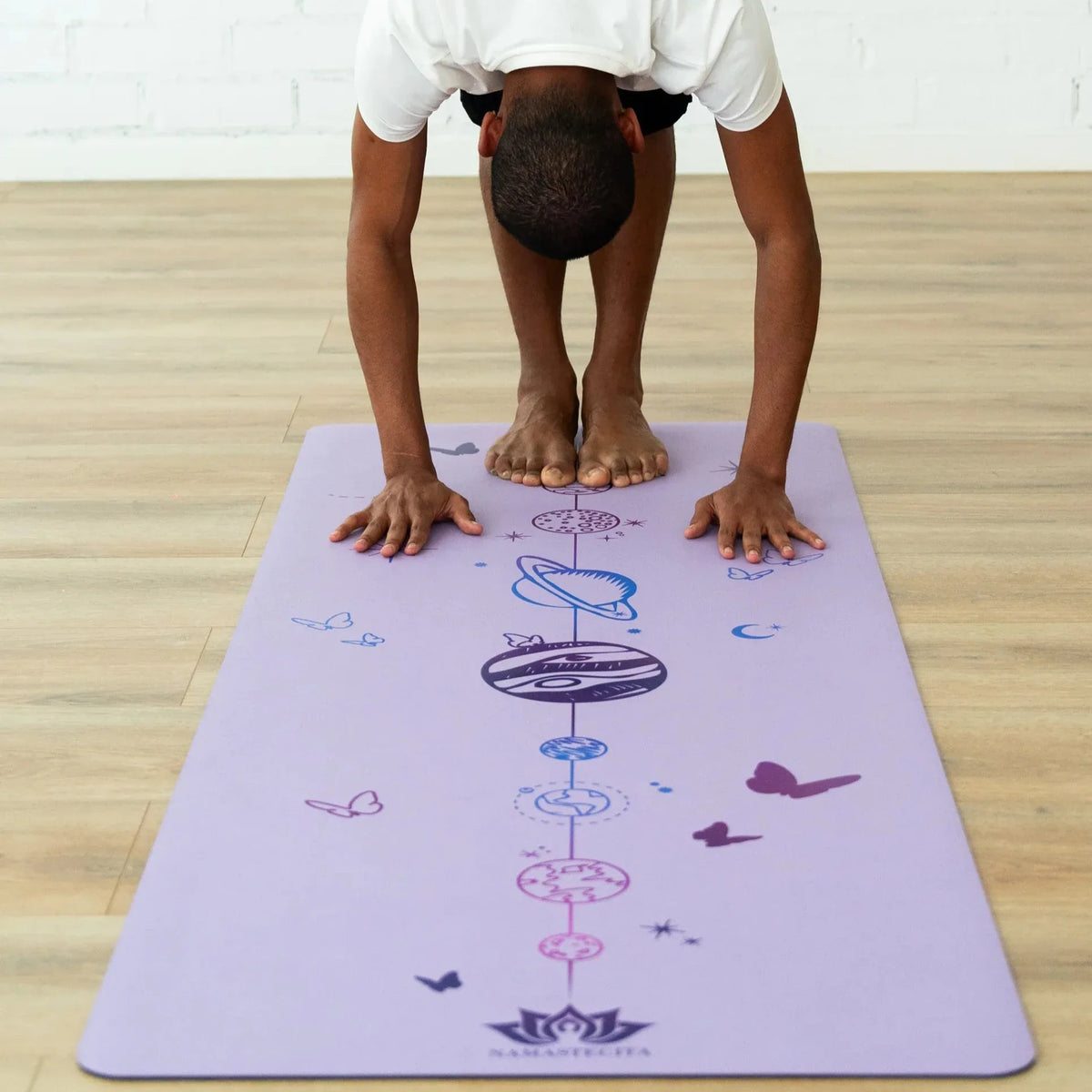 esterilla de yoga antideslizante premium diseño mi universo lavanda con tinta de color en uso durante una práctica