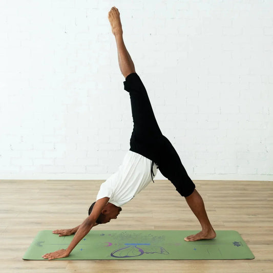 esterilla de yoga antideslizante diseño vida en tecnicolor mariposa oliva tinta de color en uso durante una práctica