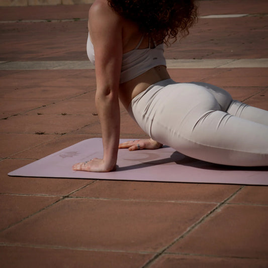 esterilla de yoga antideslizante premium diseño dara rosa con grabado láser en uso durante una práctica