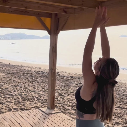 esterilla de yoga antideslizante diseño vida en tecnicolor mariposa negro grabado láser en uso durante una práctica