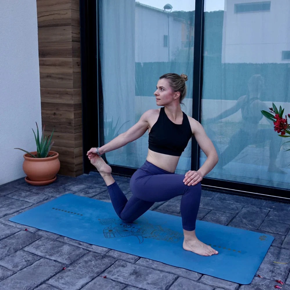esterilla de yoga antideslizante premium diseño elefante azul con tinta dorada en uso durante una práctica