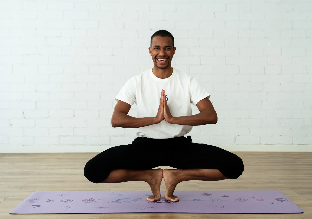 esterilla de yoga antideslizante premium diseño mi universo lavanda con tinta de color en uso durante una práctica