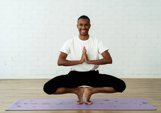 esterilla de yoga antideslizante premium diseño mi universo lavanda con tinta de color en uso durante una práctica
