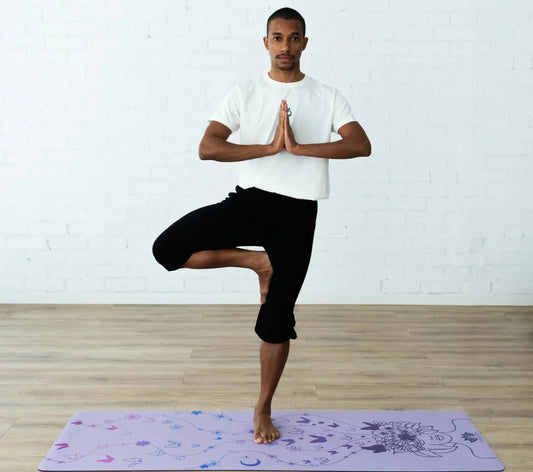 esterilla de yoga antideslizante diseño cabeza llena de sueños lavanda tinta de color en uso durante una práctica