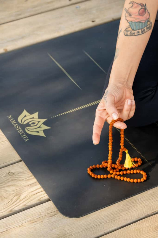 Yoga para el cambio de estación: despertar la energía y limpiar tu espacio