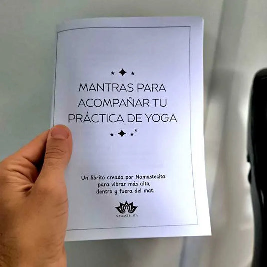 ¿Qué es un mantra? Significado y cómo usarlo en tu práctica de yoga (+ librito de regalo)
