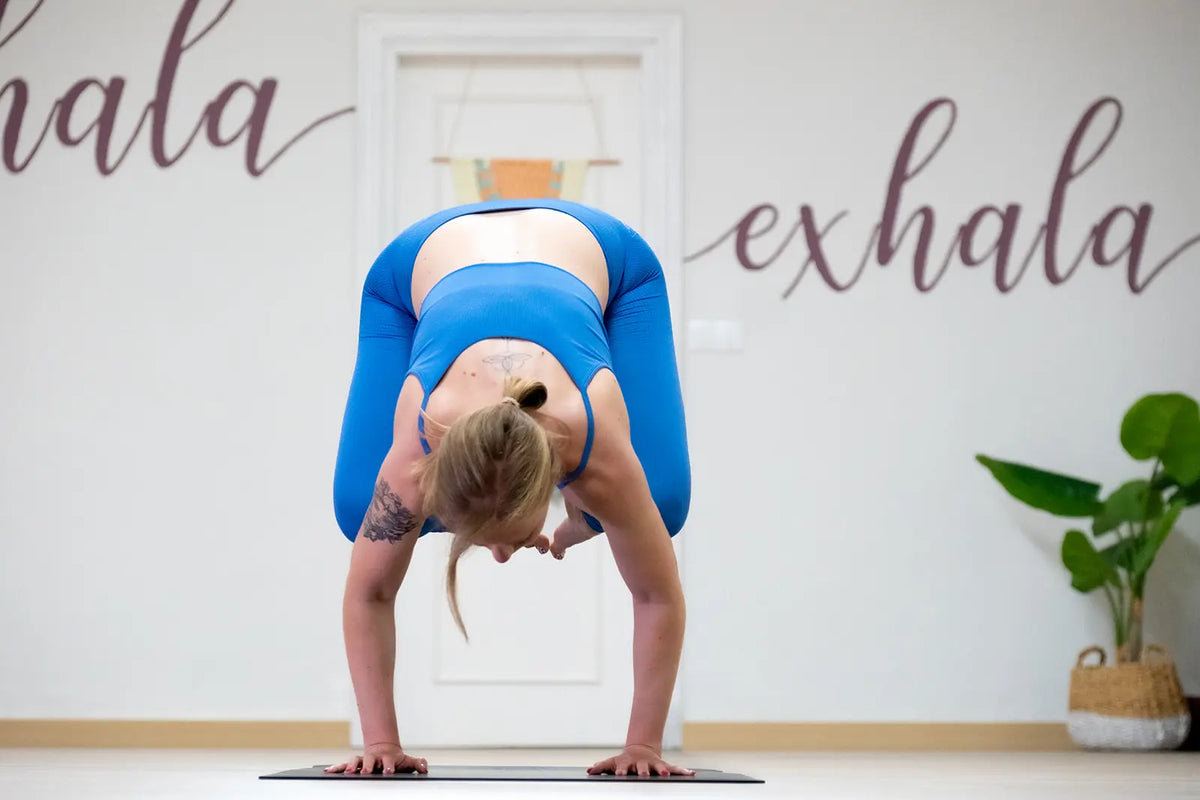 esterilla de yoga antideslizante premium diseño dara negro con grabado láser en uso durante una práctica
