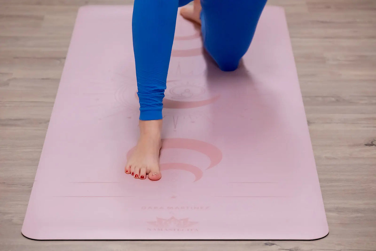 esterilla de yoga antideslizante premium diseño dara rosa con grabado láser