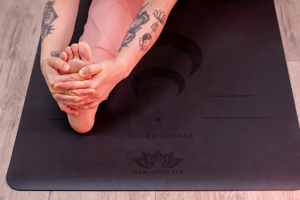 Esterilla de yoga antideslizante premium diseño dara negro con grabado láser en uso durante una práctica