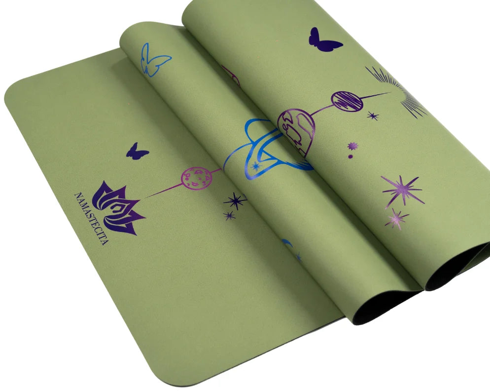 esterilla de yoga antideslizante premium diseño vida en tecnicolor mariposa oliva con tinta de color plegada