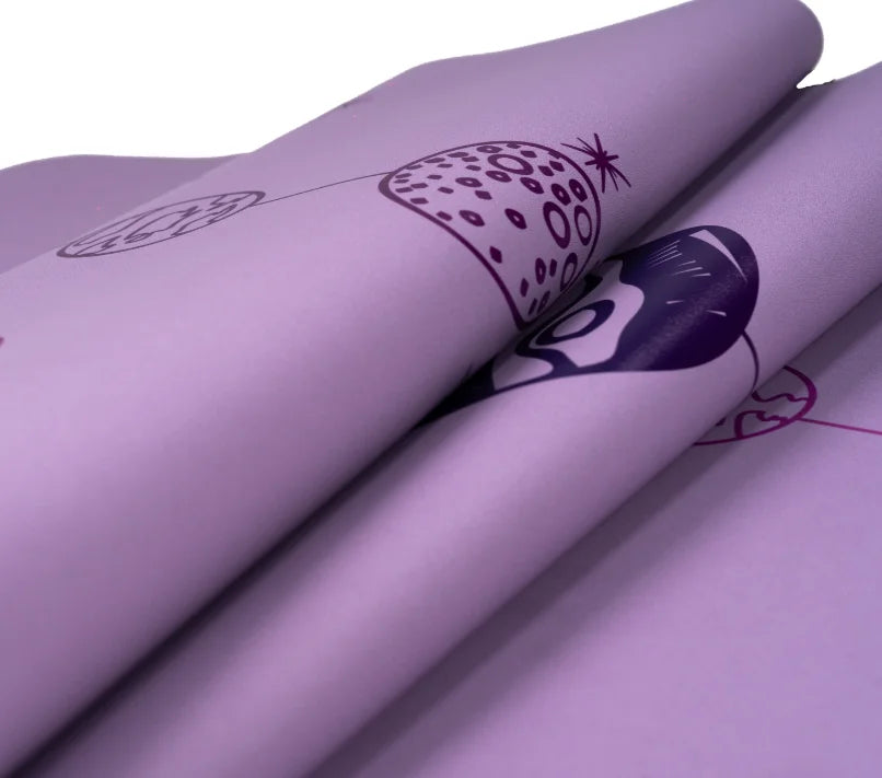 esterilla de yoga antideslizante premium diseño mi universo lavanda con tinta de color plegada