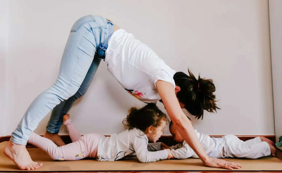 yoga en familia en casa sobre esterilla