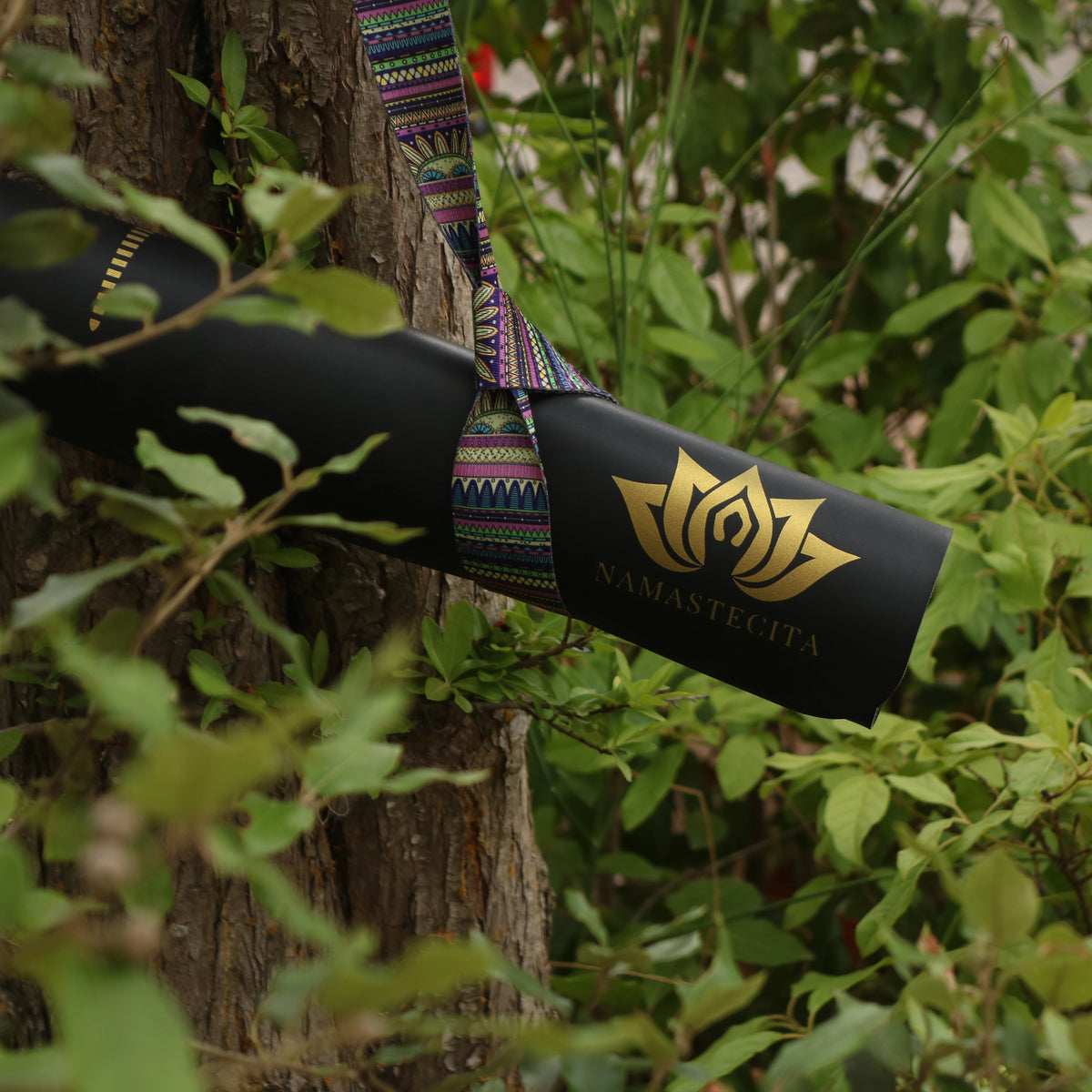 esterilla de viaje yoga antideslizante namastecita black en la naturaleza