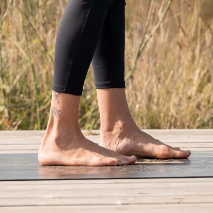 esterilla de yoga antideslizante namastecita pies sobre esterilla de viaje