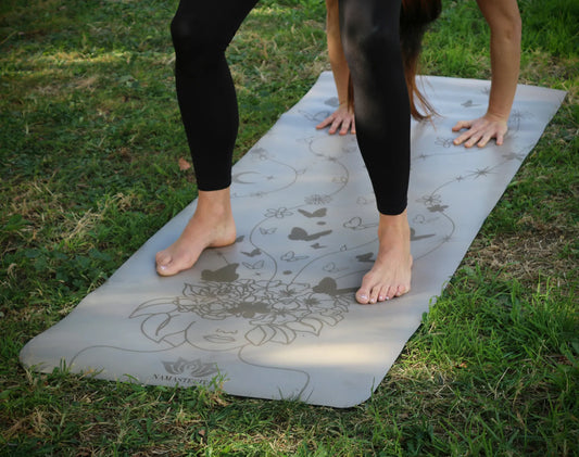 posción de yoga sobre mat de yoga antideslizante para viaje