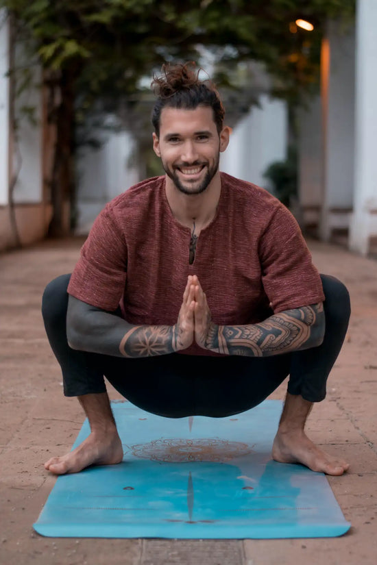 yogui feliz con su mat ecologica