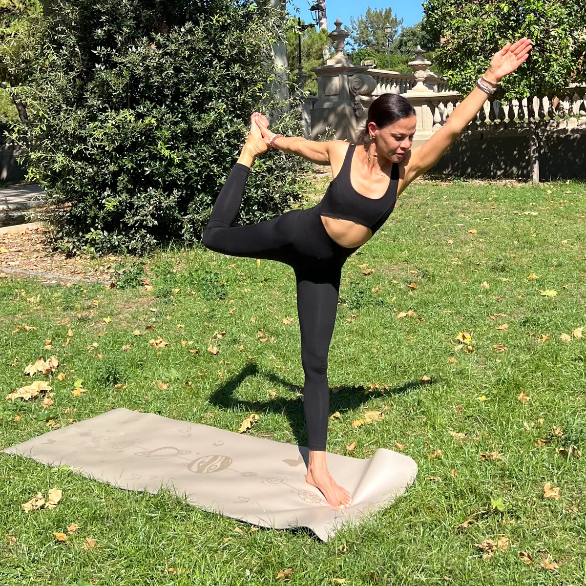 esterilla antideslizante yoga beige para postura