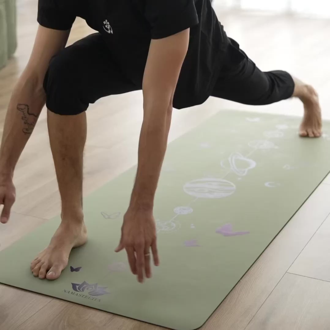 esterilla de yoga antideslizante premium diseño mi universo oliva con tinta de color en uso durante una práctica