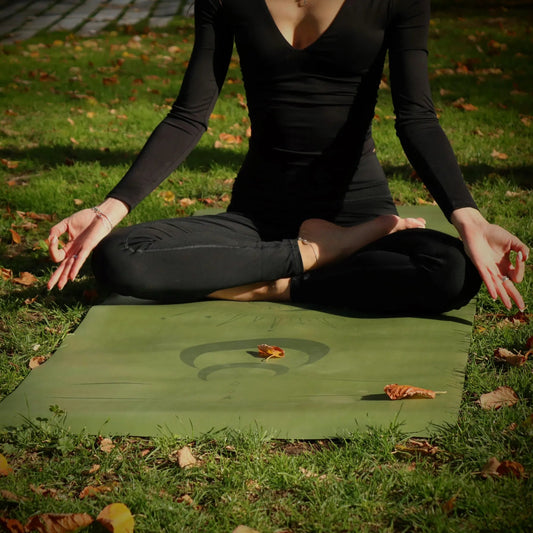 posición de yoga sobre esterilla de yoga antideslizante verde