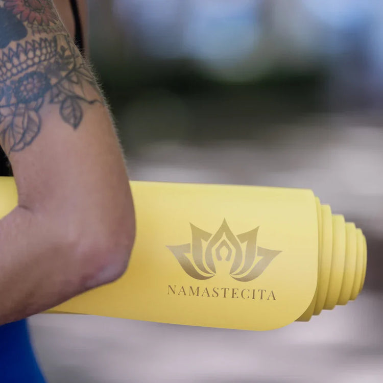 Esterilla de yoga Elefante Amarillo. Tinta dorada. Diseño exclusivo, alta calidad, caucho ecológico, antideslizante.